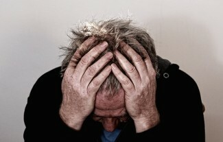 Öfke, özellikle sabit, aşırı ve zayıflatıcı olduğunda, depresyonun zorlu bir belirtisidir. Depresyon belirtisi olarak öfke hakkında daha fazla bilgi edinin.