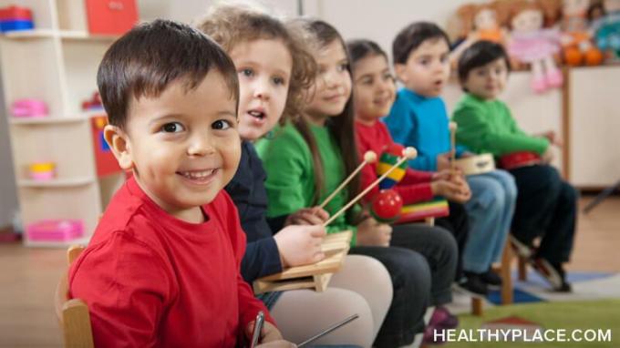 Okullardaki erken akıl sağlığı taramaları otizm gibi sorunları yakalar, ancak diğer akıl hastalıklarının çoğunu kaçırır. Birçok çocuk hak ettikleri programlara erişemez.