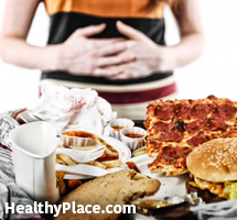 Aşırı yemek yeme bozukluğu tetikleyicisi, aşırı yemek yeme bozukluğu belirtilerinin ortaya çıkmasına neden olabilir. Tetikleyicilerinizi nasıl öğrenebilir ve onlara karşı hareket etmenizi nasıl durdurabilirsiniz?