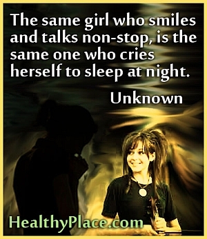 Depresyonda alıntı - Kesintisiz gülümseyen ve konuşan aynı kız, geceleri uyumak için kendini ağlayan aynı kızdır.