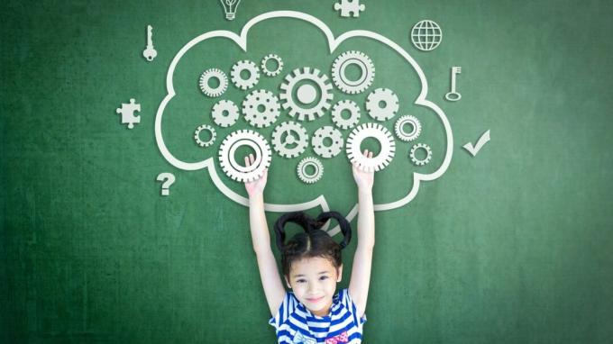 Bulut bilgi işlem zihni olan okul kız çocuğu öğrencisi, bilim teknolojisi eğitimi için kara tahtada akıllı beyin hayal gücü doodle'ı, çocuk psikolojisi ve zihinsel sağlık bilinci konsepti