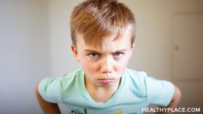 Güçlü iradeli bir çocuk yetiştirmek için bu beş ipucu, güç mücadelelerini, inatçılığı ve öfke nöbetlerini en aza indirmenize yardımcı olabilir. Onları HealthyPlace'de okuyun.