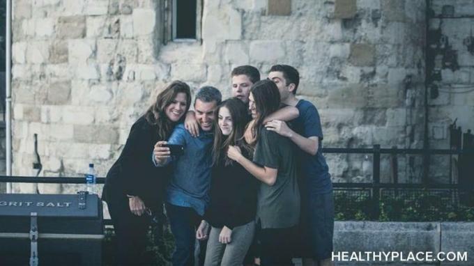 Bipolar aile desteği yaşam kalitenizde fark yaratabilir. HealthyPlace hakkında daha fazla bilgi edinin