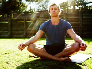 Zihninizi susturmak ve duygularınızı kontrol altına almak da dahil olmak üzere yoganın sayısız faydaları hakkında bilgi edinin.