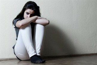 Depresyon size beklenmedik bir şekilde çarptığında, kendine zarar verme ve depresyonun arkasındaki nedeni bulmaya çalışırken sinirlenerek büyüyebilirsiniz. 