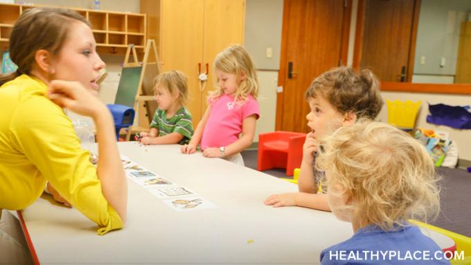 Çocuk terapisi gruplarının avantajları ve dezavantajları vardır. Gençler ve çocuklar için grup danışmanlığı ve çocuk terapisi gruplarının avantajları ve dezavantajları hakkında HealthyPlace hakkında bilgi edinin. 